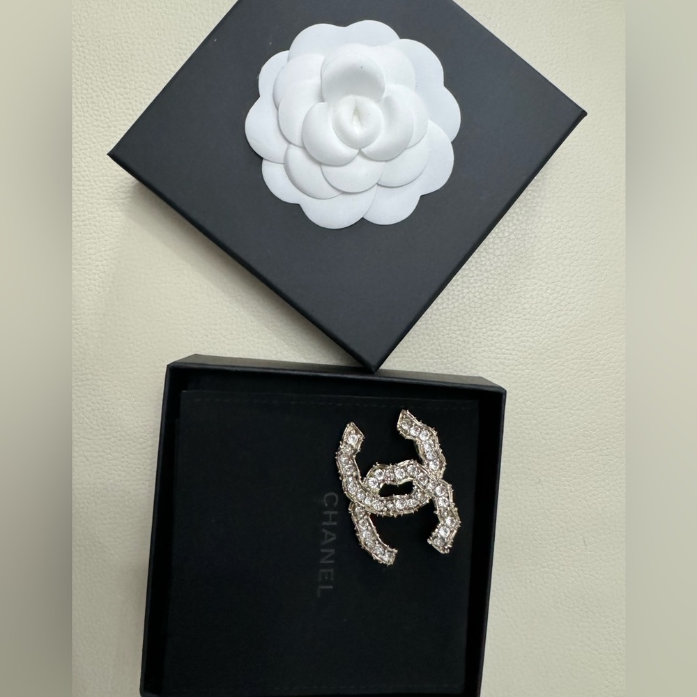 CHANEL BROOCH MET/STR/DORE